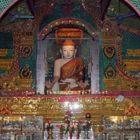 храм на Мандалайском холме. Место для Мандалая было выбрано в высшей мере удачно посреди равнины, простирающейся от высокого холма вдоль берега Иравади. Этот 150-метровый холм сам стал своего рода достопримечательностью новой столицы, так как с него открывался дивный вид на новый город. Этому холму и была обязана своим названием новая столица Бирмы (Мандалай - <город жемчугов>), но, согласно обычаю, город получил и второе название - Ратанапунна (<Гроздь драгоценностей>). - МЬЯНМА, февраль 2011
