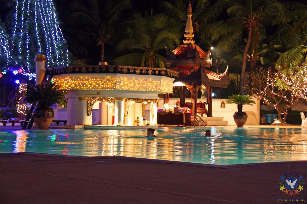 Наш отель в Мандалае. Большая зеленая территория, великолепный дизайн, прекрасный spa (куда конечно же сходили дружной толпой). Из всех номеров открывается вид на Mandalay Hill, королевский дворец, реку Ирравади или город Мандалай - МЬЯНМА, февраль 2011