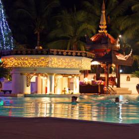Наш отель в Мандалае. Большая зеленая территория, великолепный дизайн, прекрасный spa (куда конечно же сходили дружной толпой). Из всех номеров открывается вид на Mandalay Hill, королевский дворец, реку Ирравади или город Мандалай - МЬЯНМА, февраль 2011