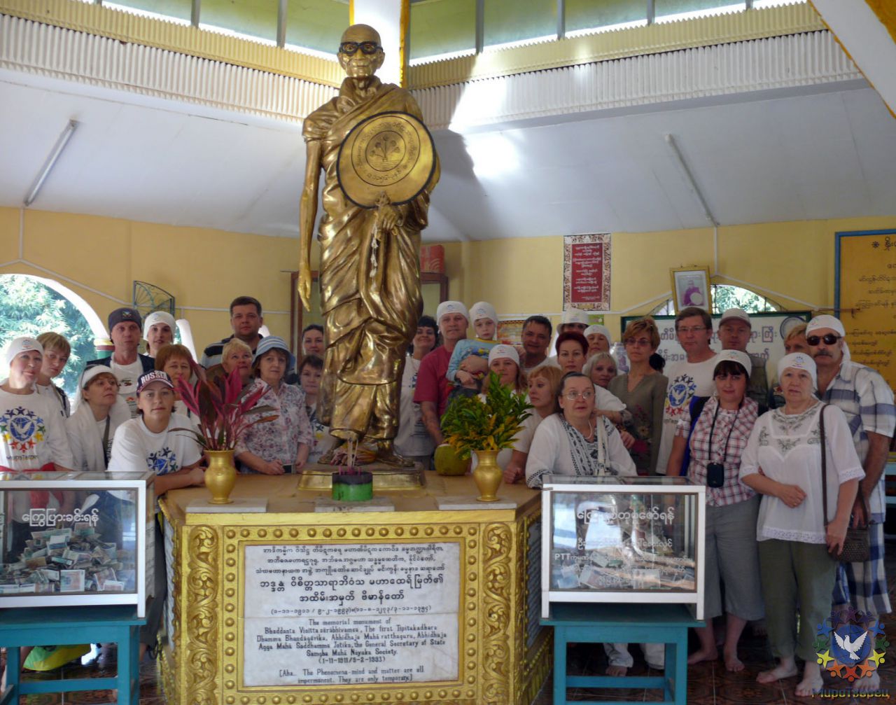 Памятник-склеп монаху-уникуму который первый выучил все тома буддийской книги - МЬЯНМА, февраль 2011