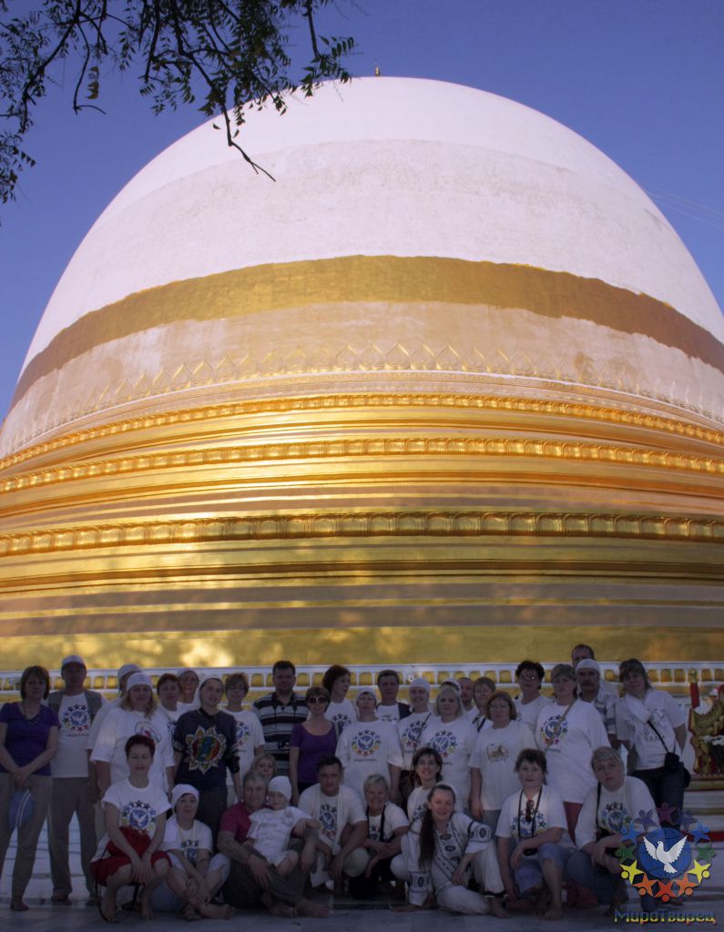 Хранится зуб Будды. Единственная куполообразная пагода в Мьянме . Центр спокойствия - МЬЯНМА, февраль 2011