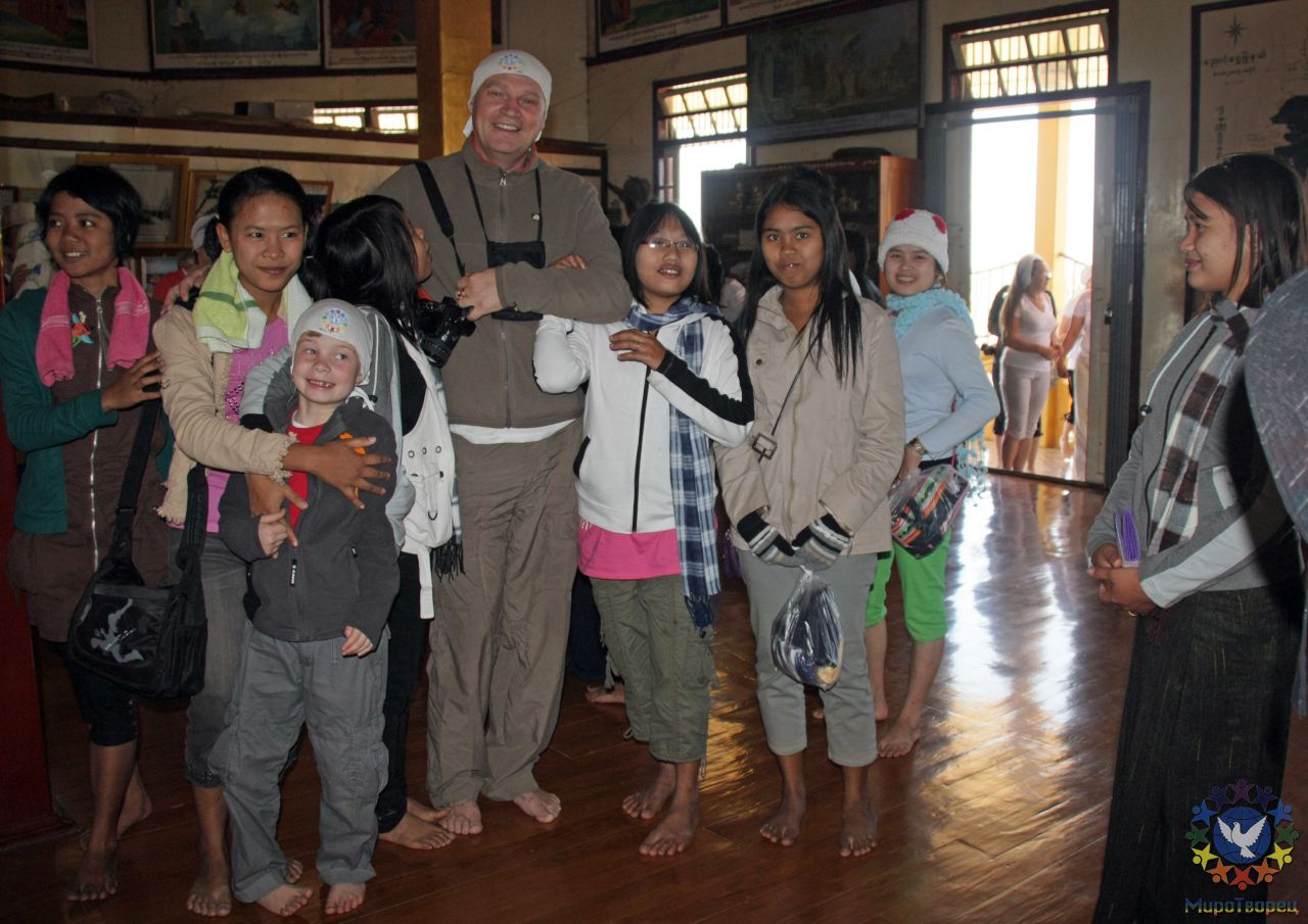 Бирманцы низкорослые и очень сухожилистый народ, поэтому такие высокие статные мужчины - большая редкость в этих местах. С ВФ молодые бирманочки попросились сфотографироваться. - МЬЯНМА, февраль 2011