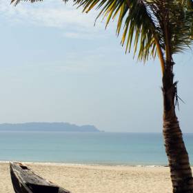 Белый песок. Чистейший залив океана. Кокосовые пальмы на пляже!  Нгапали находится в Аракане на побережье Бенгальского залива недалеко от Тандве (Сандовэй). Нгапали - это протяженная полоса ослепительно белых песчаных пляжей и нетронутой природы вокруг. - МЬЯНМА, февраль 2011