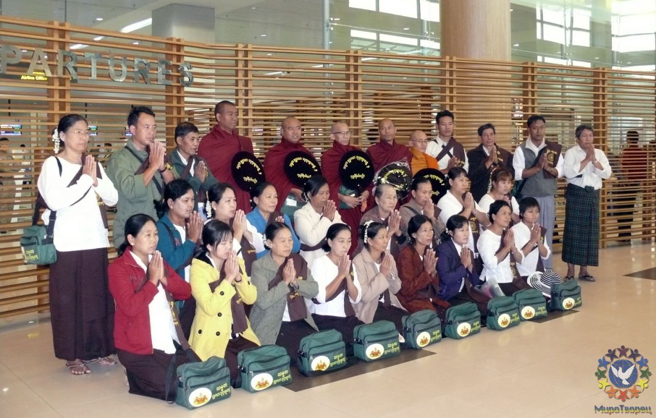 Тоже группа паломников в международном аэропорту Янгона - МЬЯНМА, февраль 2011