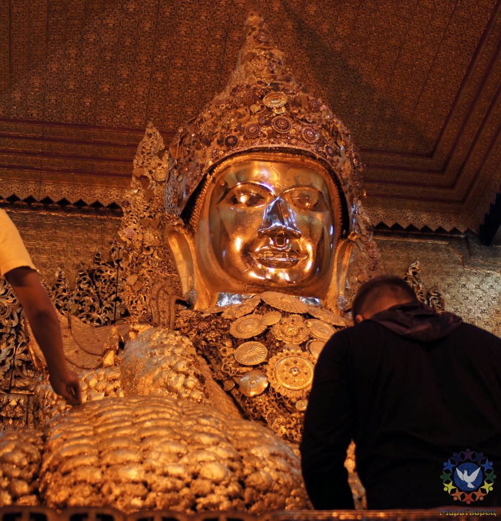 Пагода Махамуни (Mahamuni Paya) – самый священный объект Верхней Мьянмы. Здесь хранится привезенная в 1784 г. из покоренного Араканского королевства уникальная статуя Будды, при создании которой, по легенде, присутствовал сам Гаутама Будда. Статуя пользуется огромным уважением со стороны буддистов Мьянмы. Паломники (только мужчины – женщинам запрещено приближаться к статуе) прикрепляют к его телу пластинки сусального золота. - МЬЯНМА, февраль 2011