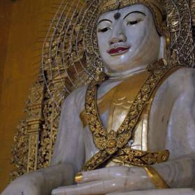 Мраморный Будда — огромная статуя Будды, высеченная из цельного куска мрамора весом около 500 тонн. Мраморная глыба была обнаружена в окресностях Мандалая, откуда ее и перевезли в Янгон. На сегодняшний день это самая крупная мраморная статуя Будды в мире! - МЬЯНМА, февраль 2011