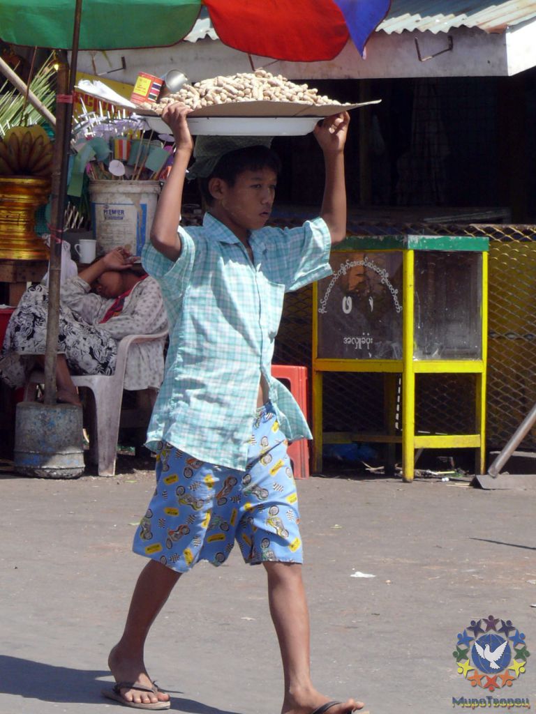 Юный торговец земляными орешками. - Мьянма 2011 (виды, природа, лица) II часть