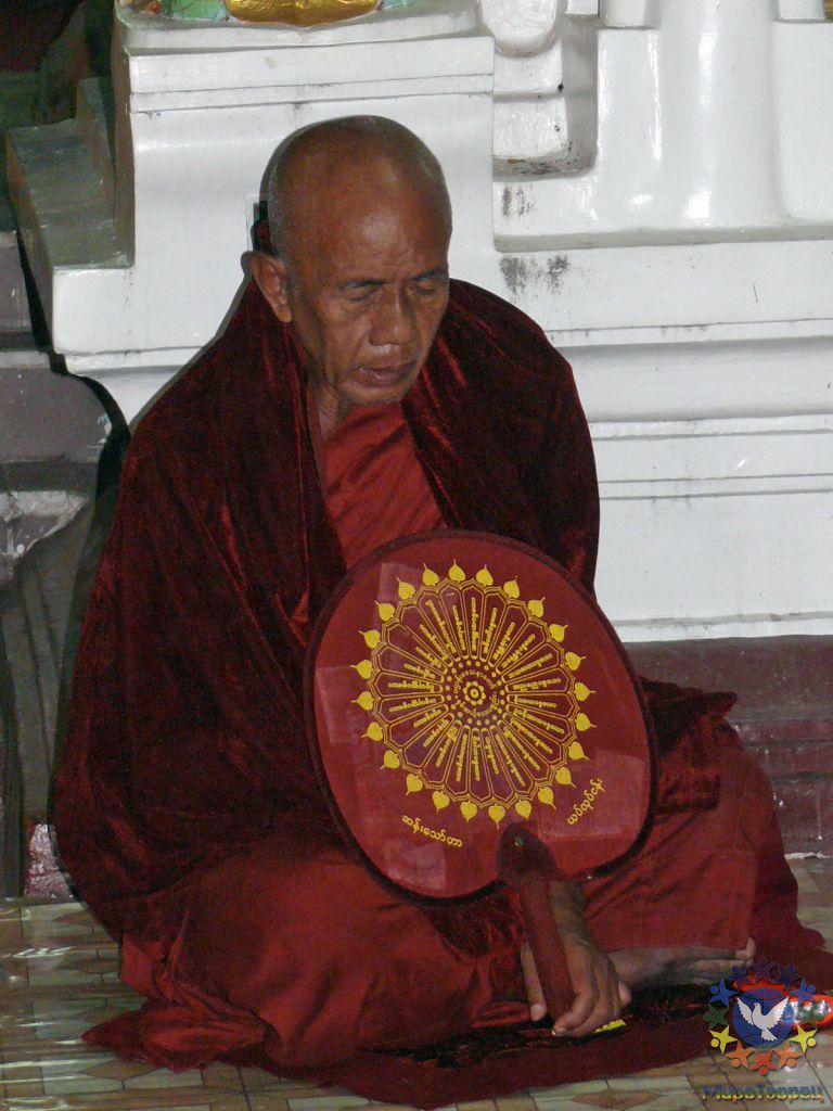 В монастыре (молитва) - Мьянма 2011 (виды, природа, лица) II часть