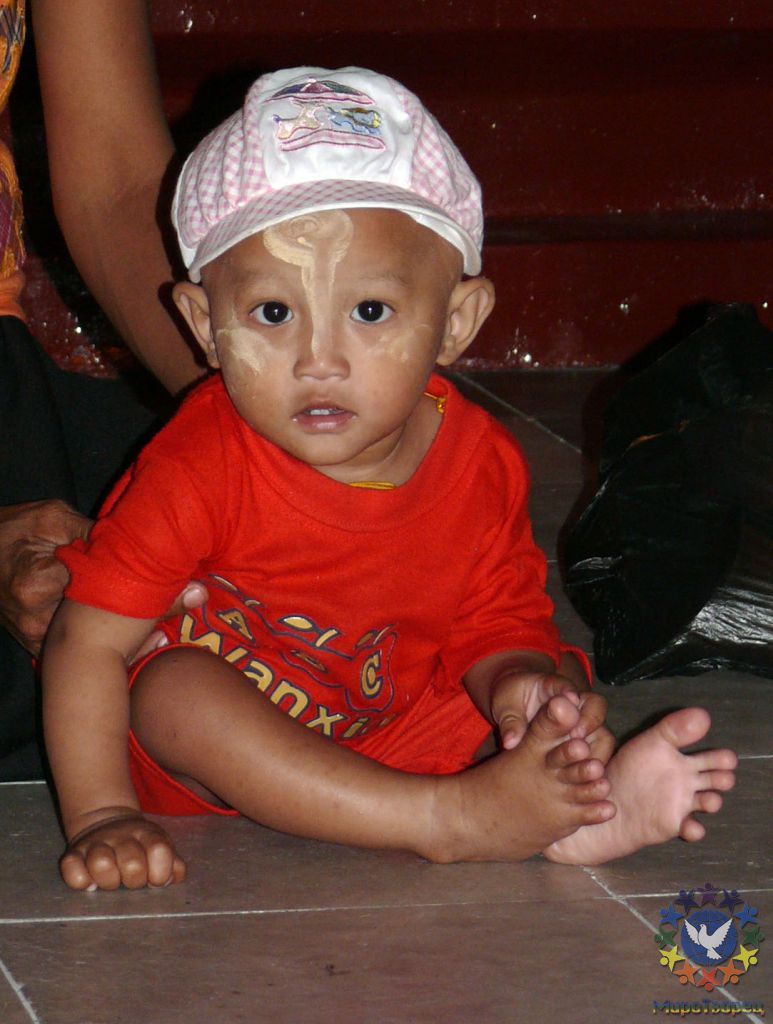 Очень бросается в глаза большое количество детей - практически все женщины встречающиеся на улице на руках всегда держат маленького ребенка, а иногда и не одного - Мьянма 2011 (виды, природа, лица) II часть