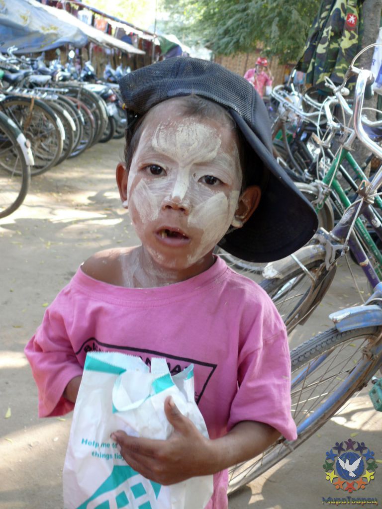 маленькие попрошайки на рынке в Багане - Мьянма 2011 (виды, природа, лица) II часть