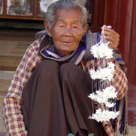 перед храмом продают цветы - подношение Будде, в руках ниточка жасмина - обалденный запах, который очень долго сохраняется - Мьянма 2011 (виды, природа, лица) II часть