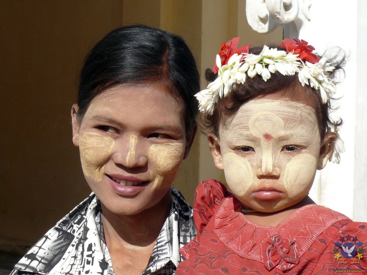 Танаку на лицо наносят все от детей до стариков, как женщин  так и мужчины. Кожа у бирманцев обычная как и у всех людей - поэтому сгорает под солнцем на раз - а данный способ позволяет беспрерывно находится под солнцем и не иметь проблем с кожей - Мьянма 2011 (виды, природа, лица) II часть