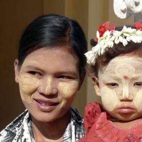 Танаку на лицо наносят все от детей до стариков, как женщин  так и мужчины. Кожа у бирманцев обычная как и у всех людей - поэтому сгорает под солнцем на раз - а данный способ позволяет беспрерывно находится под солнцем и не иметь проблем с кожей - Мьянма 2011 (виды, природа, лица) II часть