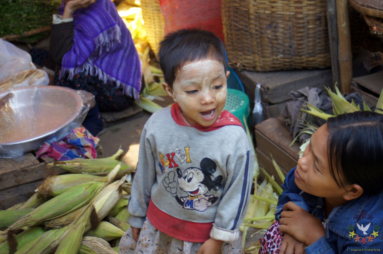 Как уже отмечали - дети везде сопровождают своих родителей - в данном случае на работе тоже. - Мьянма 2011 (виды, природа, лица) II часть