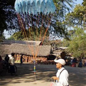 способы заработать у всех разные - но вот такой мы видели единожды в Бирме. Продажа парашютов. - Мьянма 2011 (виды, природа, лица) II часть