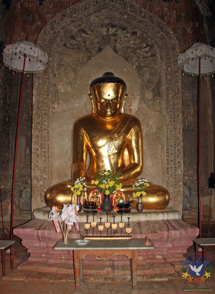 Будда в храме на территории отеля в Багане. Пока у нас был перерыв между экскурсиями, зашла в этом храм - хорошо когда есть время побыть с собой наедине.... Медитация, внутреннее погружение, так хорошо когда вокруг никого нет и можно остаться в храме наедине с собой...... - Мьянма 2011 (виды, природа, лица) II часть