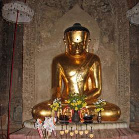 Будда в храме на территории отеля в Багане. Пока у нас был перерыв между экскурсиями, зашла в этом храм - хорошо когда есть время побыть с собой наедине.... Медитация, внутреннее погружение, так хорошо когда вокруг никого нет и можно остаться в храме наедине с собой...... - Мьянма 2011 (виды, природа, лица) II часть
