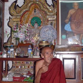 старый монах, который видит своё предназначение в медитациях и передачи этого опыта другим людям - Мьянма 2011 (виды, природа, лица) II часть