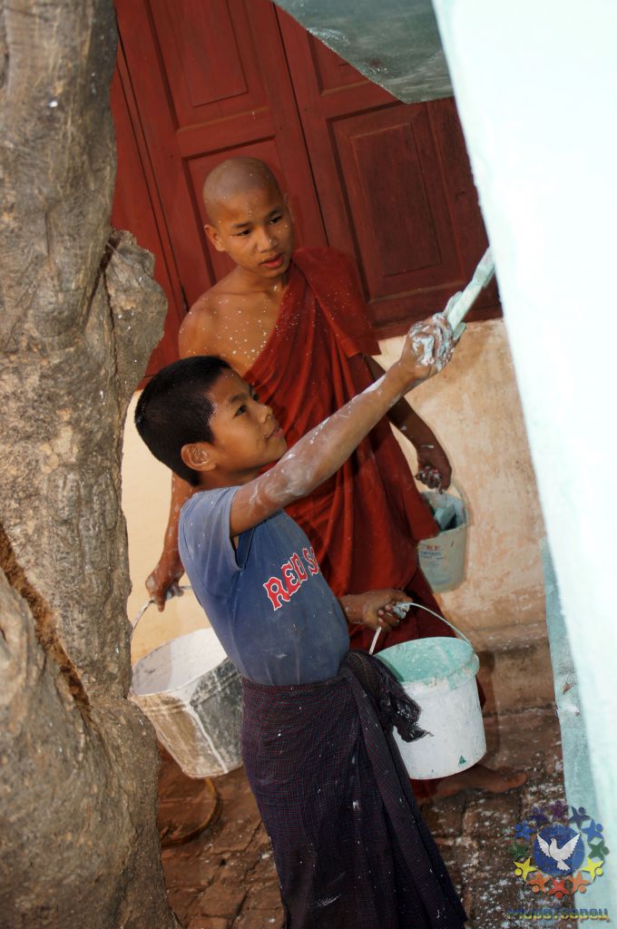 мальчишка и монах в монастыре, скорее просто послушники, потому что монахам нельзя работать - Мьянма 2011 (виды, природа, лица) II часть