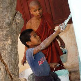 мальчишка и монах в монастыре, скорее просто послушники, потому что монахам нельзя работать - Мьянма 2011 (виды, природа, лица) II часть