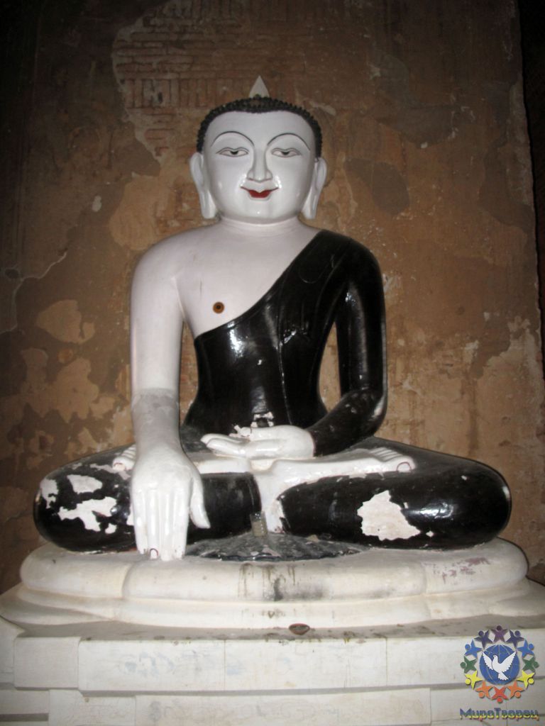 Будда в храме, с которого мы провожали закат в Багане - Мьянма 2011 (виды, природа, лица) II часть