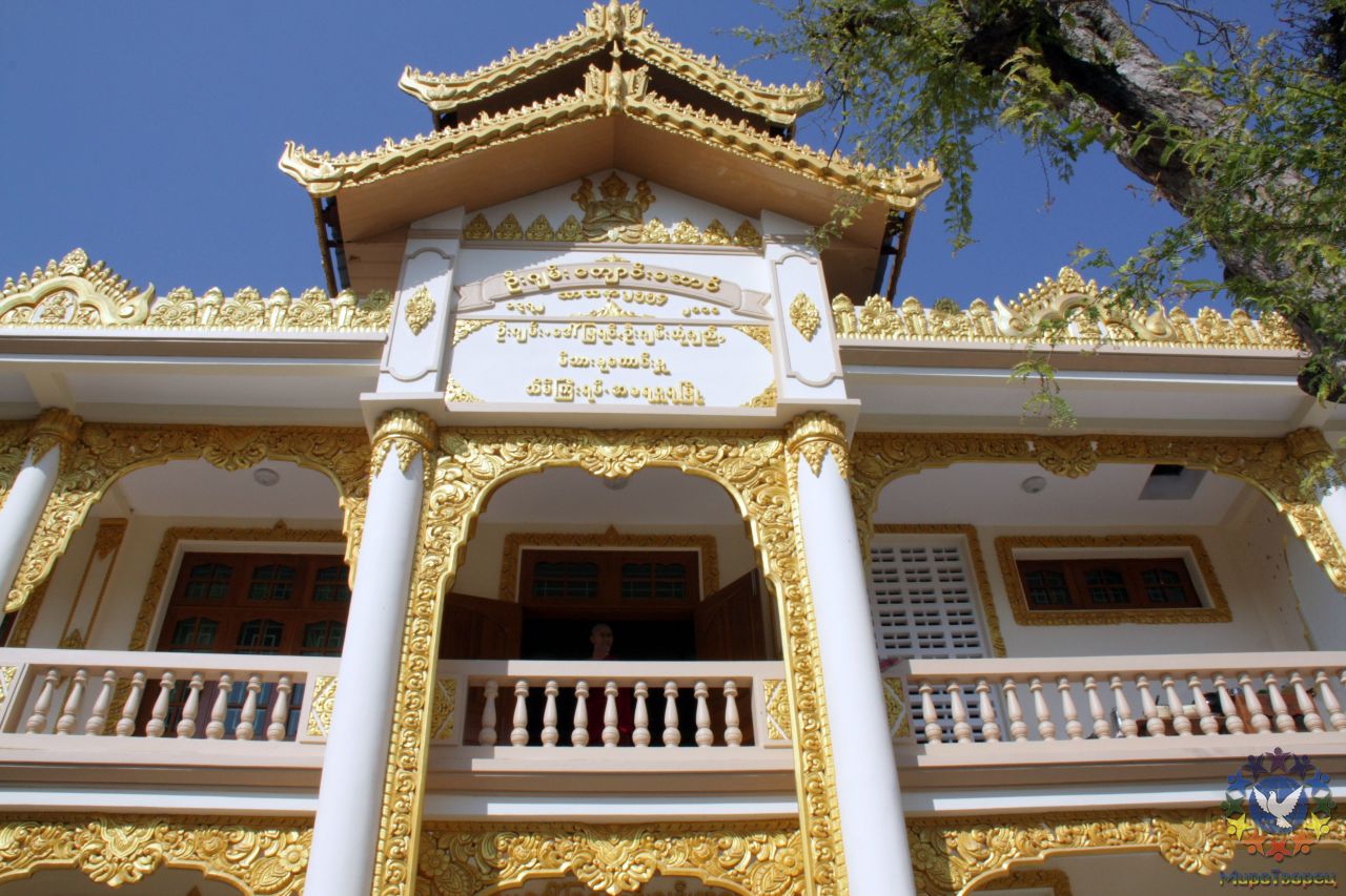 Главное здание мужского монастыря - где живет самый старый и почитаемый монах - Мьянма 2011 (виды, природа, лица) II часть