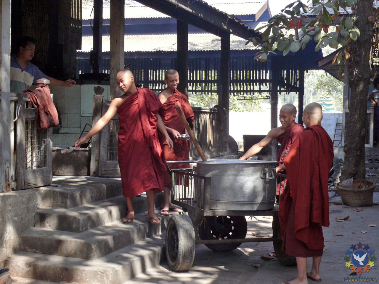 в мужском монастыре, подготовка к приему пищи. Вообще тр монахи не работают - только занимаются изучением буддийских текств. Обслуживают монахов - волантеры добровольцы которые не могут поертвовать денег для монастыря - Мьянма 2011 (виды, природа, лица) II часть