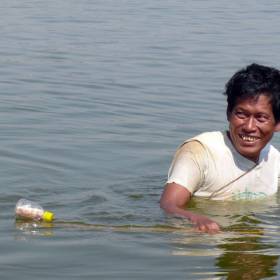 рыбак, на палочке у него кошелек с деньгами, рыбачит и при этом денежки сухие - Мьянма 2011 (виды, природа, лица) II часть