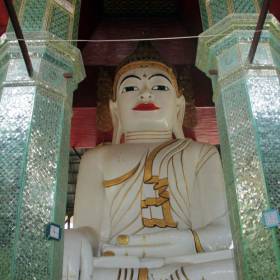 Будда в храме около тикового моста У-бейн - Мьянма 2011 (виды, природа, лица) II часть