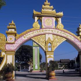 Вход в Мандалайский Университет - Мьянма 2011 (виды, природа, лица) II часть