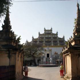 Красивый храм, но мы только обошли кору вокруг него, внутрь к сожалению не попали - Мьянма 2011 (виды, природа, лица) II часть