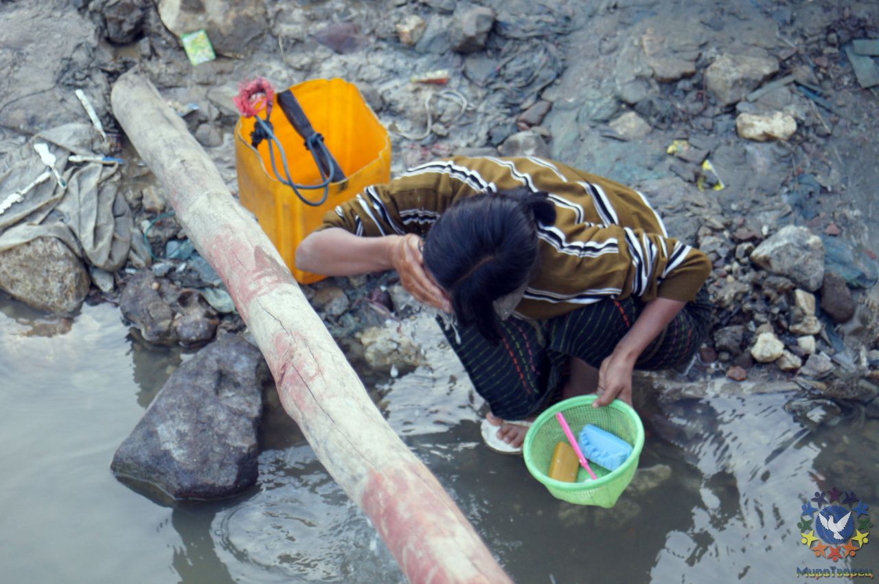 поражает конечно то, что в одном месте и умываются и пьют воду и стирают, и моются и корабли здесь же пришвартованны - Мьянма 2011 (виды, природа, лица) II часть