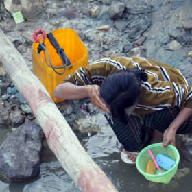 поражает конечно то, что в одном месте и умываются и пьют воду и стирают, и моются и корабли здесь же пришвартованны - Мьянма 2011 (виды, природа, лица) II часть
