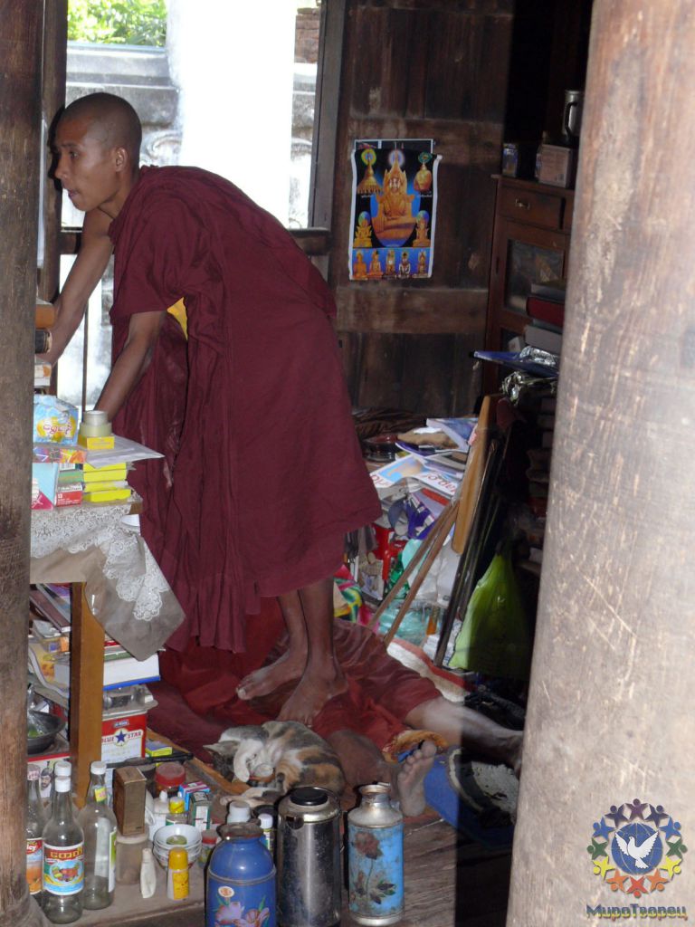 в монастыре - детки занимаются самостоятельно - а Учителю - главному монаху, прямо в классе -  делают массаж........ - Мьянма 2011 (виды, природа, лица) II часть