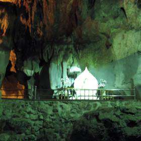 Есть одно место в этой пещере для медитации - где и по энергетике и по абсолютному состоянию паломника -  наступает полный вакуум - человек проваливается в себя, и только он сам в этот момент разрешает себе меру понимания и восприятия данного  места. - Мьянма 2011 (виды, природа, лица) II часть
