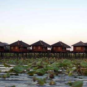 Наш отель на озере Инле, домики наши тоже на воде. - Мьянма 2011 (виды, природа, лица) II часть