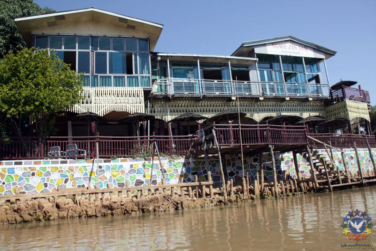 дома конечно же на воде (хотя иногда не совсем понятно зачем это сделано - буквально 20 метров вправо и будет суша и строй пожалуйста свой дом - но нет все дома на сваях и на воде - не совсем понятно) - Мьянма 2011 (виды, природа, лица) II часть