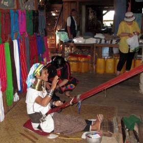 женщины заняты ткачеством, мужчины  - рыболовством - Мьянма 2011 (виды, природа, лица) II часть