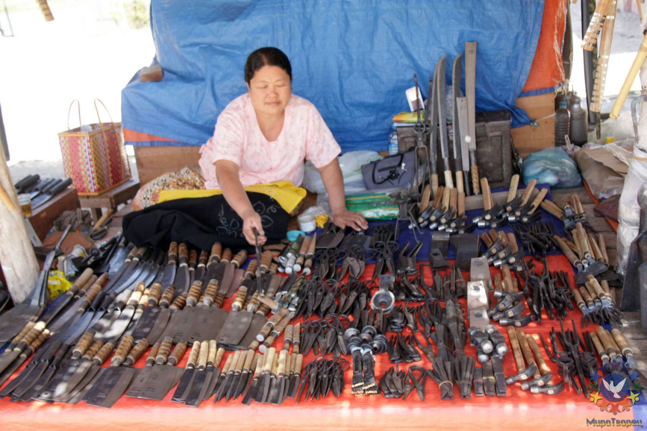 Кованные изделия местных ремесленников.  Небольшой нож без труда режет даже железо. - Мьянма 2011 (виды, природа, лица) II часть