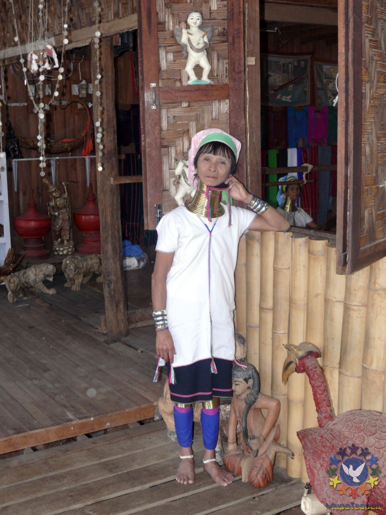 Племя Длинношеих Каренов отличается тем, что их женщины с раннего возраста начинают носить на шее специальные кольца, постепенно добавляя количество колец. - Мьянма 2011 (виды, природа, лица) II часть