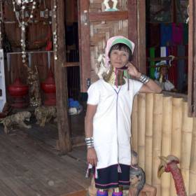 Племя Длинношеих Каренов отличается тем, что их женщины с раннего возраста начинают носить на шее специальные кольца, постепенно добавляя количество колец. - Мьянма 2011 (виды, природа, лица) II часть
