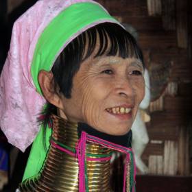 К зрелому возрасту их шеи становятся самыми длинными в мире (более 20 см) и считаются местным эталоном красоты. - Мьянма 2011 (виды, природа, лица) II часть