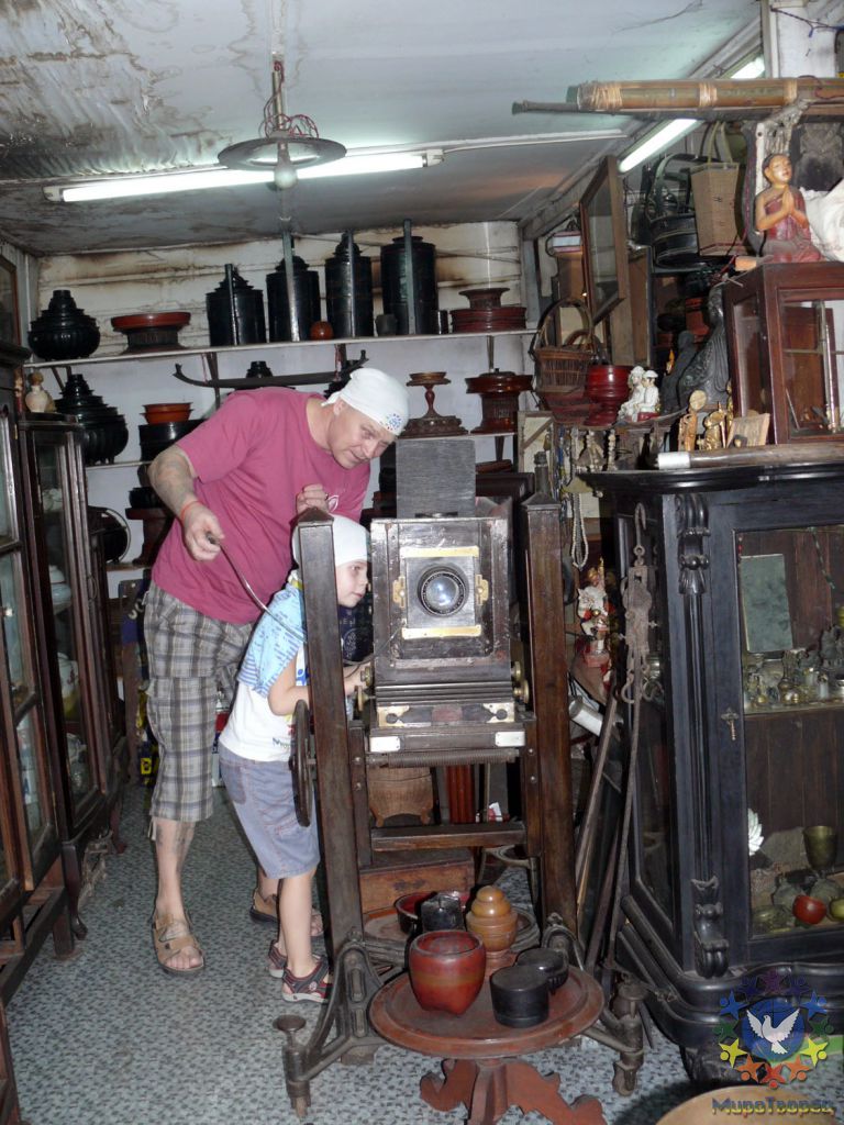 Фотоаппарат старинный, действующий до сих пор, настоящий антиквариат. В этот магазинчик можно заезжать, как в музей. - Мьянма 2011 (виды, природа, лица) II часть