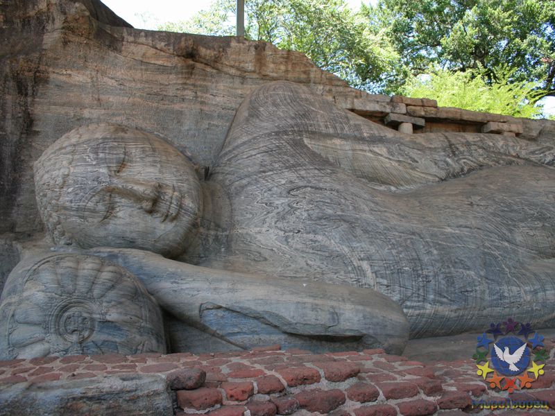 Статуи Будды вырубленные в скале. Место уникально своей энергетикой, сила и мягкость одновременно. - Шри-Ланка, Игорь Устабаши