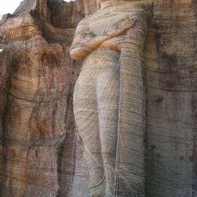 Единственная статуя Будды в Шри Ланке со крещенными руками. По приданию такое положение рук говорит прежде всего о том, что Будда был человеком. - Шри-Ланка, Игорь Устабаши