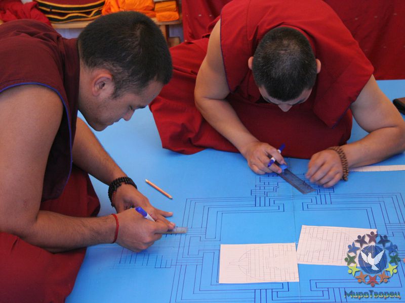 Точное и подробное расчерчивание пространсва для построения мандалы - Дни Тибетской культуры в Екатеринбурге