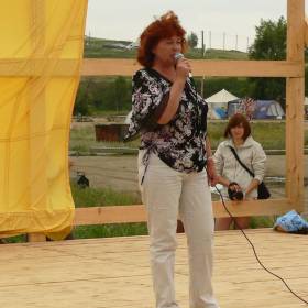 Открывает концерт «Песня про Аркаим» - Фотоотчет - Капустник в Аркаиме (июль 2011)