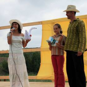 Гости Аркаима подарили МироТворцам лебедя и спели душевную песню - Фотоотчет - Капустник в Аркаиме (июль 2011)