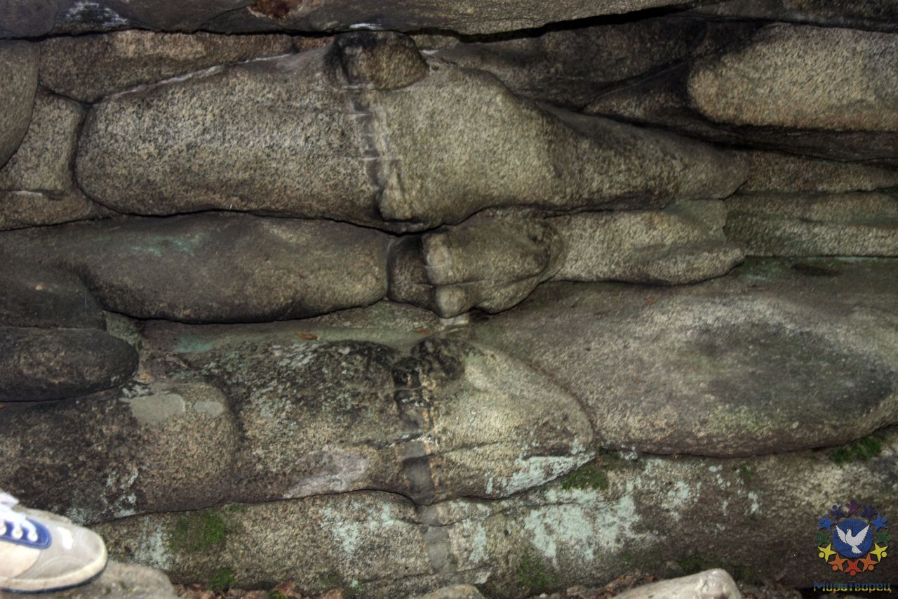 На острове археологи нашли каменную (точную копию) головы быка, волка, пантеры, и еще кого то -забыла. Головы быка и волка в музеях, а вот пантеру никак из останца не вынуть - он здесь навеки. Её изображение (боком) - Озеро Тургояк, поездка группы «Сталкер»