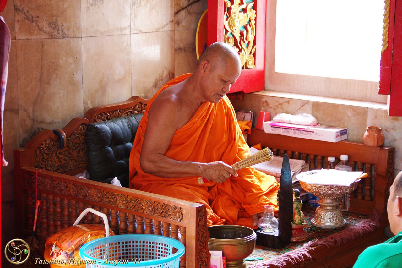 Wat Chalong / Монах за работой - заряжает предметы - Тайланд. Август - Сентябрь 2011г. (Часть 1)